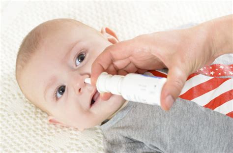 yeni doğan bebeğin burnunu temizleme